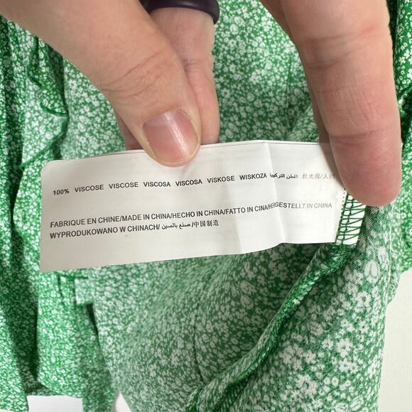 Q2 Green & White Micro Floral Print Ruffle V-neck Dainty Wrap Boutique Blouse - Picture 11 of 11